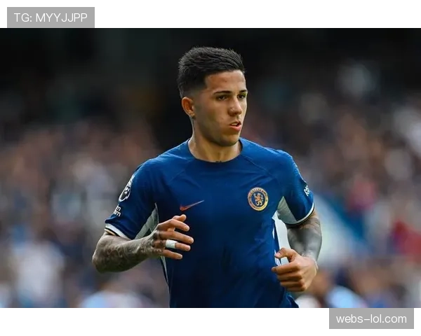 切尔西3-0完胜十人巴塞罗那，恩佐进球被吹仍献助攻