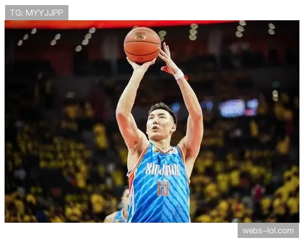 可兰白克赛后与每一位新疆队友拥抱，场面温馨感人